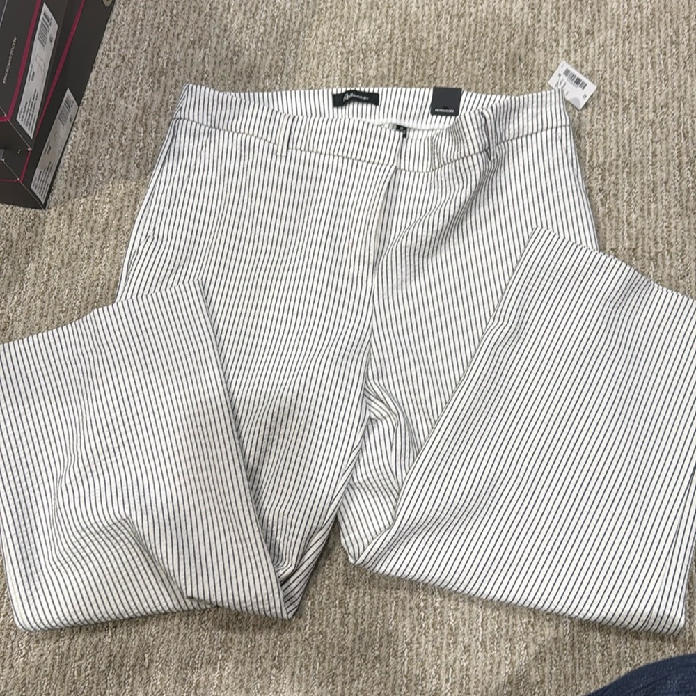 Reitman’s Cropped Pants | size 12 | Black & White Stripe | 56%poly/40% Viscose